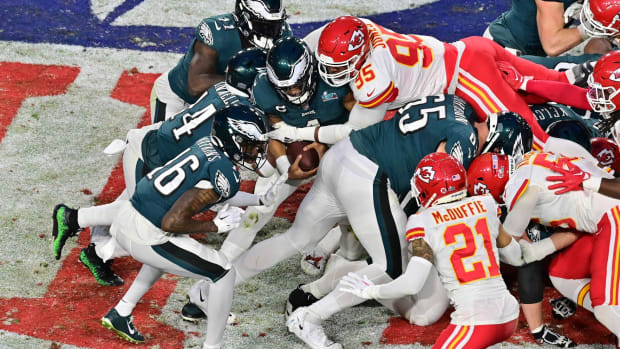 Eagles QB Jalen Hurts succeeds on a short-yardage QB sneak in Super Bowl LVII